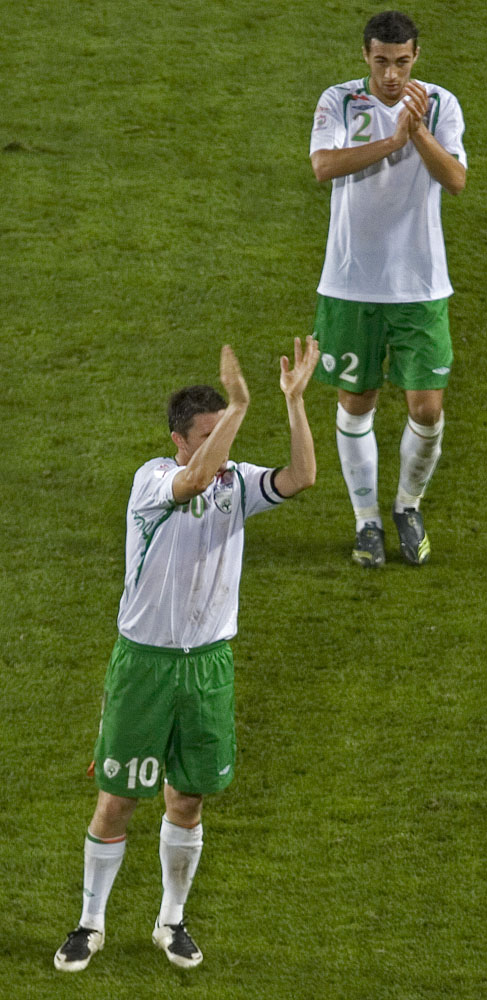 6803 Robbie and Kelly Thank Fans