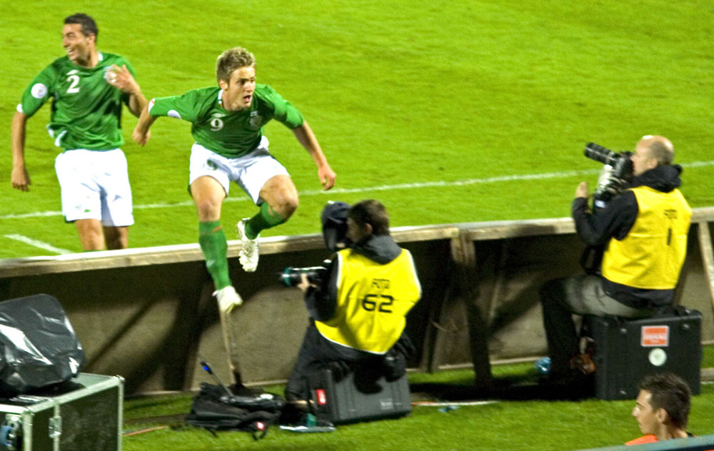 6433 Kevin Doyle Jumps the Hoardings