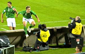 6433 Kevin Doyle Jumps the Hoardings